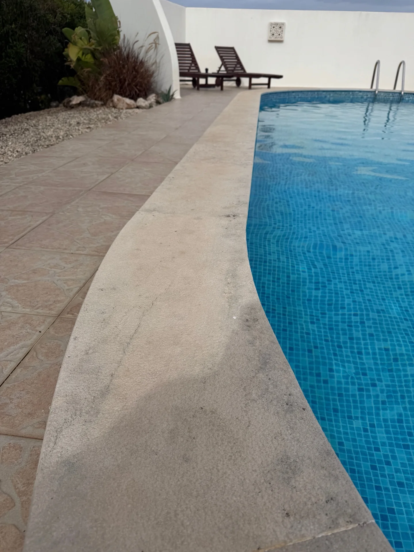 Fotografia fornecida pelo utilizador de uma piscina com borda em pedra clara e áreas de terraço adjacentes