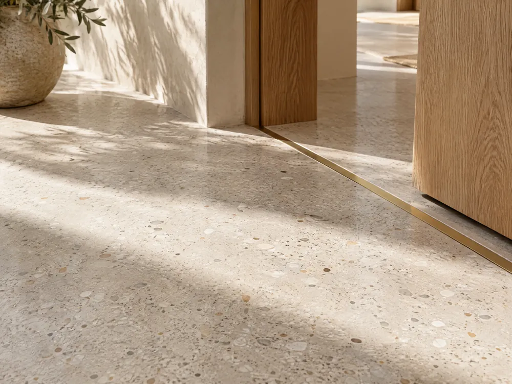 Detail einer hellen, fein geschliffenen Terrazzostruktur mit sauberem Anschluss